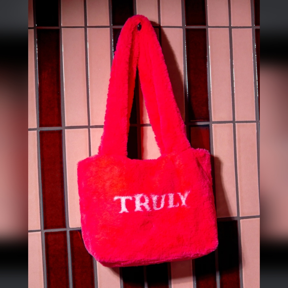 🌲⭐️ Truly Fuzzy pink purse New - Picture 2 of 4